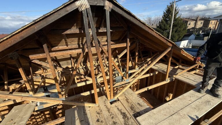Reconstruction d’une maison après un incendie à Montréal